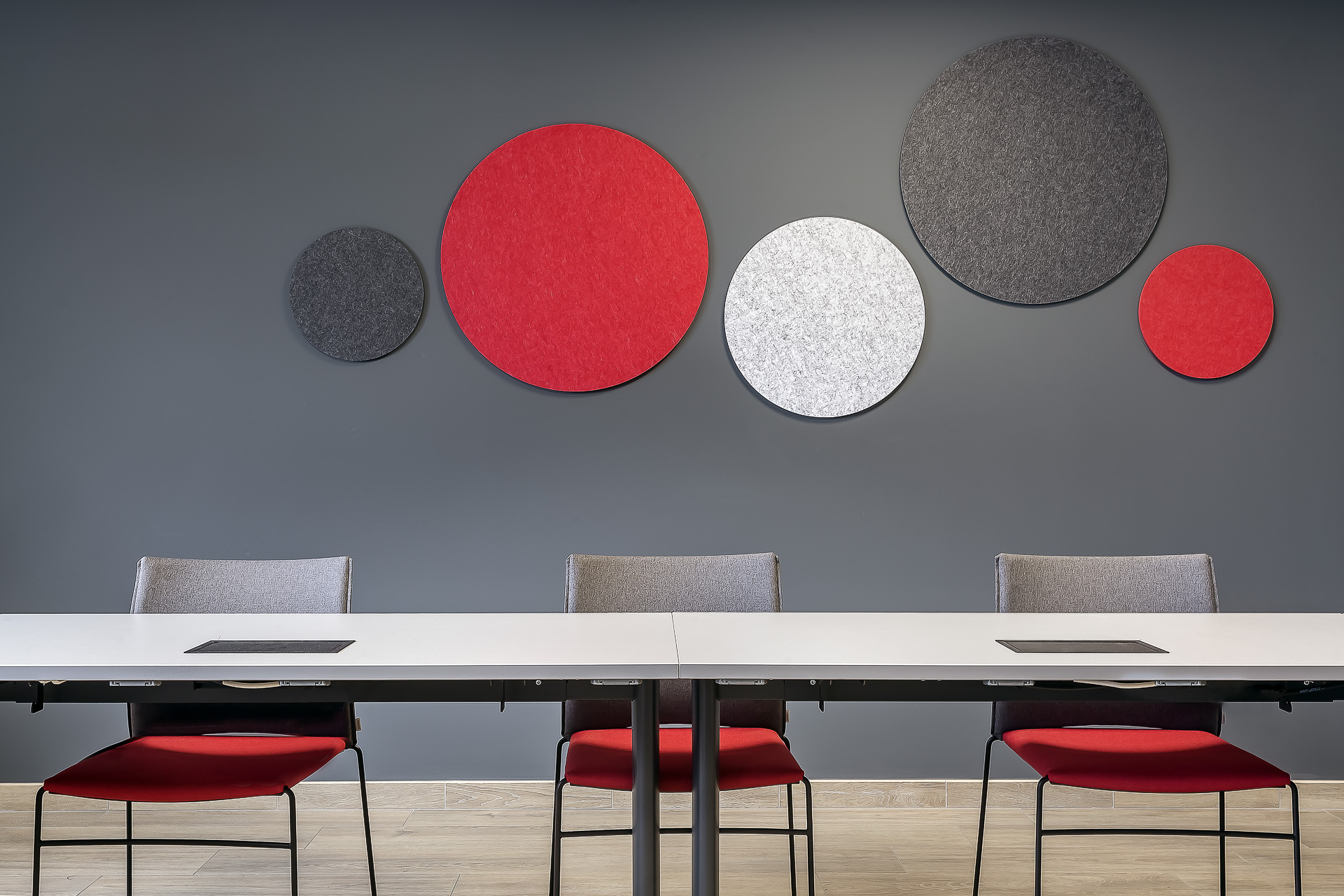 Salle de réunion d’entreprise traitée acoustiquement par AB Acoustique