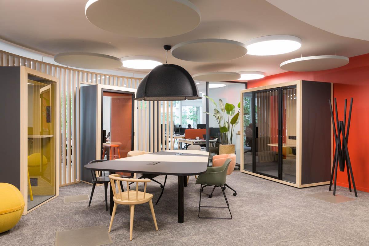 bureau salle commune avec cabines acoustiques fermées